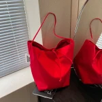 Sac fourre-tout pour femmes, sac seau sous les bras en tissu Nylon, Niche rouge, sac à bandoulière Simple à la mode, nouvelle collection 2024