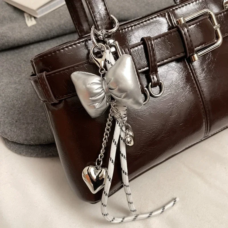 sac à bandoulière design avec boucle de ceinture pour femmes, sacs à main de luxe de styliste, fourre tout de marque à la mode avec pendentif, nouvelle collection 2025
