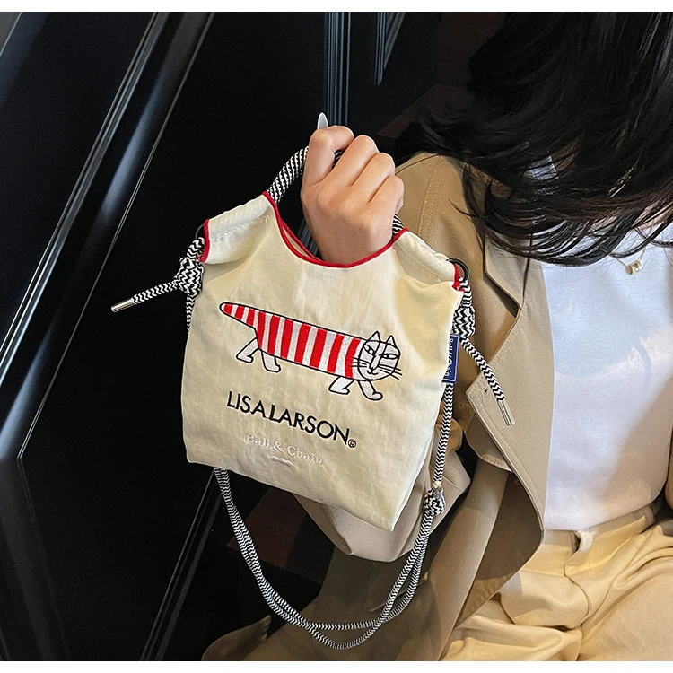 Sac en toile brodé pour femme ; sac à bandoulière simple léger pour le printemps et l’été ; sac à main bandoulière. Sac en toile brodé pour femme ; sac à bandoulière simple léger pour le printemps et l’été ; sac à main bandoulière.