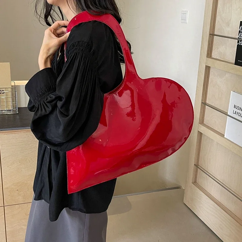ins style – sac à main brillant en forme de cœur, couleur unie, design concave d'été en cuir verni rouge, sac à bandoulière à la mode, 2024