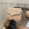 mini sac de selle carré chic pour femmes, couleur unie, sac à bandoulière en cuir synthétique, fermeture à boucle, petit sac carré polyvalent