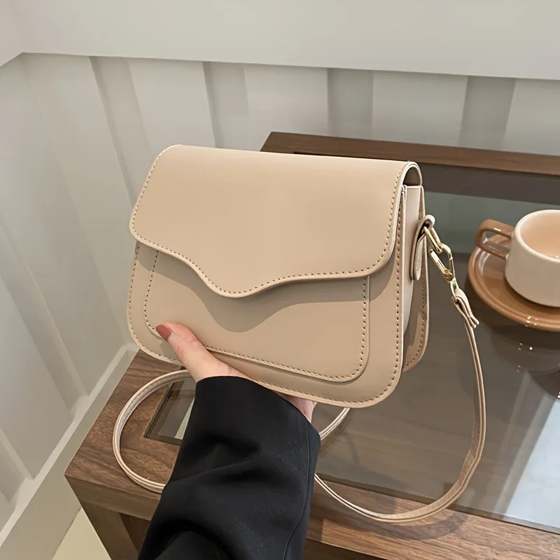 mini sac de selle carré chic pour femmes, couleur unie, sac à bandoulière en cuir synthétique, fermeture à boucle, petit sac carré polyvalent