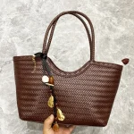 Sacs fourre-tout vintage pour femmes sacs à main de concepteur de luxe et sacs à main 2025 Nouveau dans une imitation Pu Tressage en pente supérieure Handle décoration de fleur en métal avec sac d&rsquo;épaule sous-armature