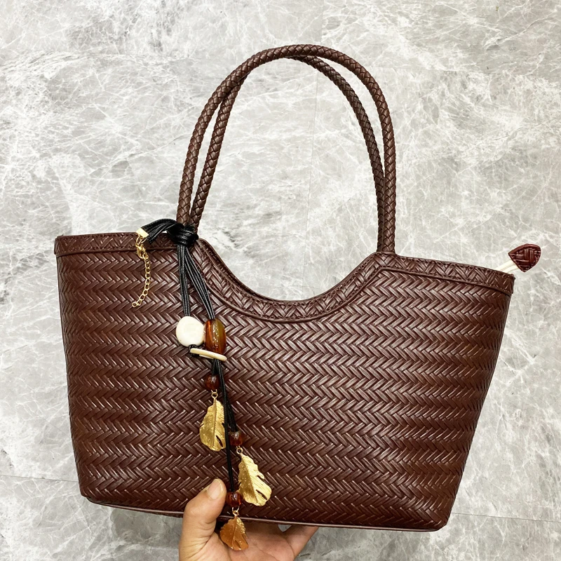sacs fourre tout vintage pour femmes sacs à main de concepteur de luxe et sacs à main 2025 nouveau dans une imitation pu tressage en pente supérieure handle décoration de fleur en métal avec sac d'épaule sous armature
