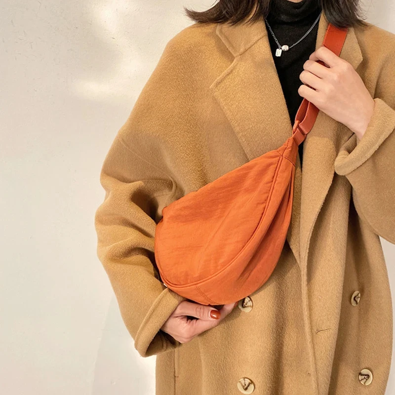 sac à bandoulière hobo crescent, sac à bandoulière compact chic pour femmes, sac à main demi lune léger de couleur unie