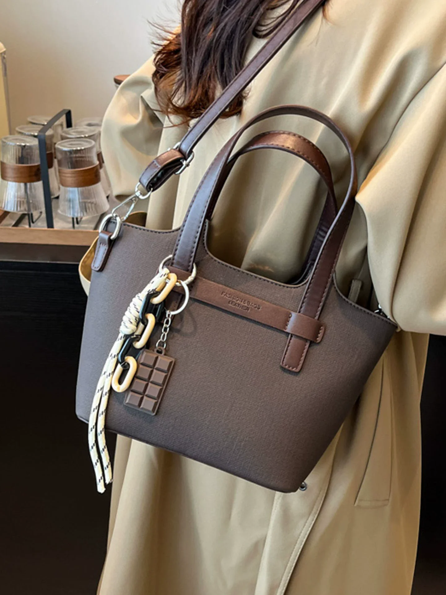 Sac seau à main haut de gamme pour femmes, Design rétro Simple, sacs à bandoulière simples, fourre-tout de grande capacité, automne 2025 Sac seau à main haut de gamme pour femmes, Design rétro Simple, sacs à bandoulière simples, fourre-tout de grande capacité, automne 2025