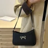 sac à bandoulière chic en forme de croissant noir pour femmes, élégant sac à main sous les bras avec détail de nœud doré, doublé en polyester, fourre tout élégant en pu