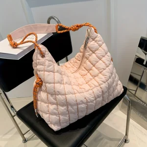2023 Sac à bandoulière matelassé, grand fourre-tout avec fermeture éclair. Rose vif, kaki, blanc, violet, noir. Sac à main pour femme à la mode, achetez maintenant! 2023 Sac à bandoulière matelassé, grand fourre-tout avec fermeture éclair. Rose vif, kaki, blanc, violet, noir. Sac à main pour femme à la mode, achetez maintenant!