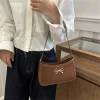 sac à bandoulière élégant avec décoration de nœud en métal, sac sous les bras polyvalent, sac baguette classique marron et noir pour femmes, usage quotidien
