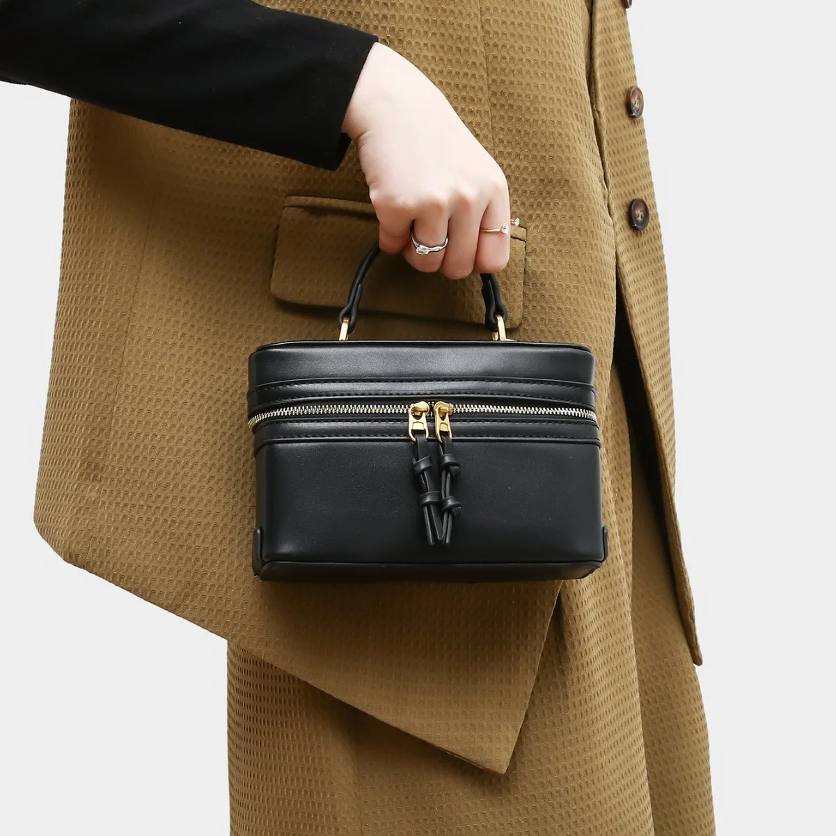 sac carré noir d'été 2025, sac à bandoulière structuré pour femmes, fourre tout à poignée supérieure tendance, sac minimaliste de jour à nuit