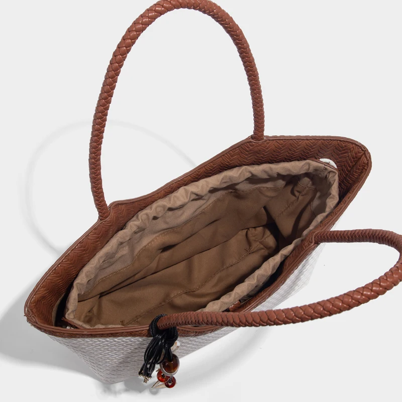 sacs fourre tout vintage pour femmes sacs à main de concepteur de luxe et sacs à main 2025 nouveau dans une imitation pu tressage en pente supérieure handle décoration de fleur en métal avec sac d'épaule sous armature