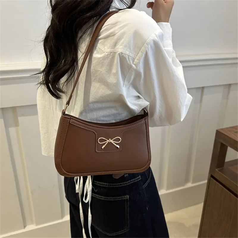 sac à bandoulière élégant avec décoration de nœud en métal, sac sous les bras polyvalent, sac baguette classique marron et noir pour femmes, usage quotidien