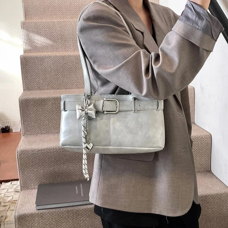 sac à bandoulière design avec boucle de ceinture pour femmes, sacs à main de luxe de styliste, fourre tout de marque à la mode avec pendentif, nouvelle collection 2025