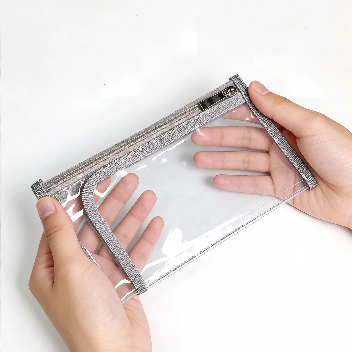 sac cosmétique transparent en pvc avec garniture en cuir noir - trousse de toilette et organiseur de passeport imperméable pour voyage, pochette approuvée pour le stade