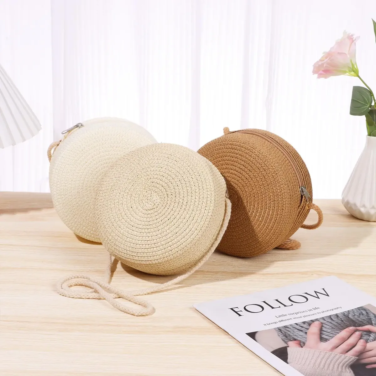 sac à bandoulière rond en paille tressée fait main pour femmes et filles, avec pompon épais, idéal pour l'été, la plage, les voyages et le quotidien, sac de rangement tendance