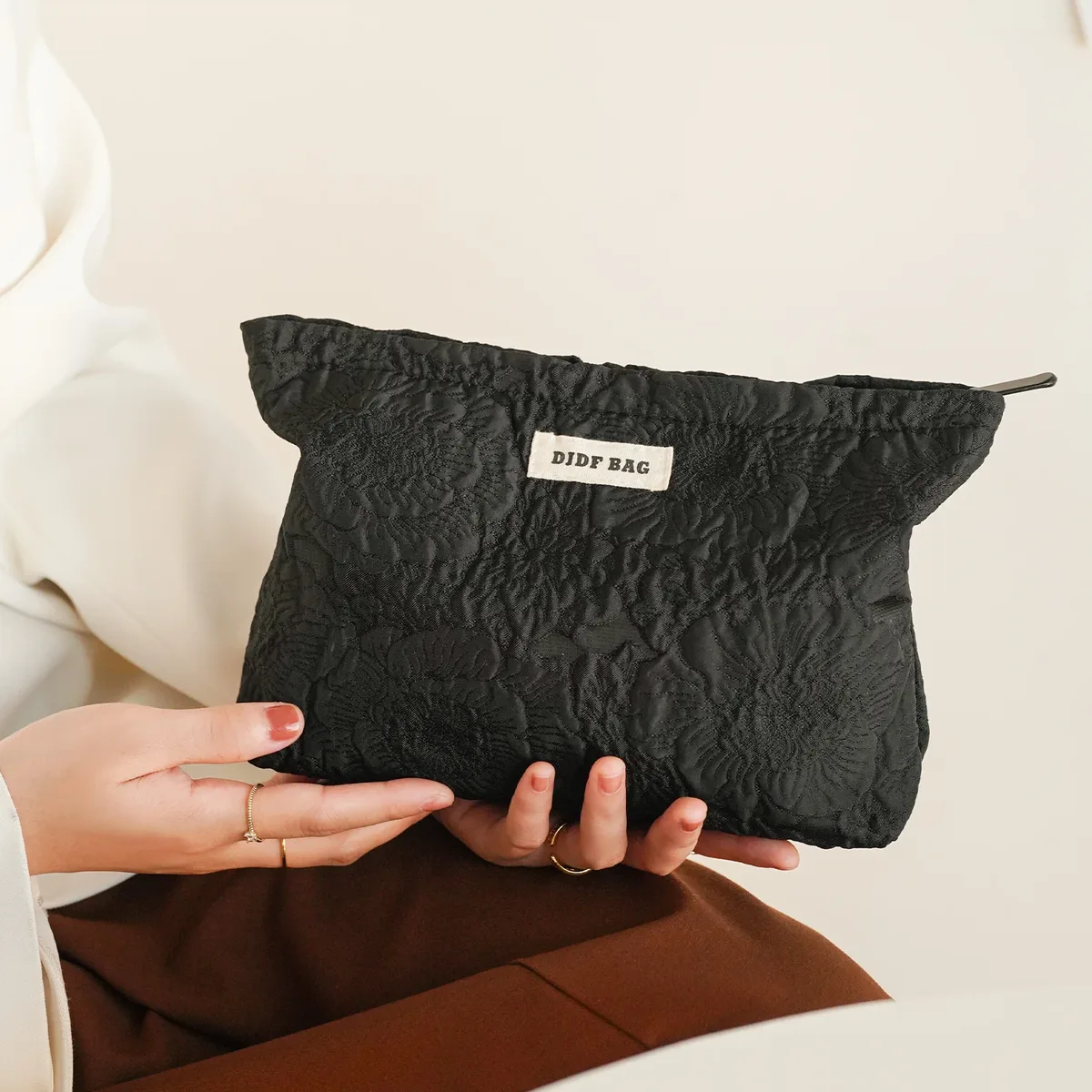 sac à cosmétiques en relief rose noir pour femmes, sac de voyage portable, sac de rangement de changement de cosmétiques de grande capacité, pochette de banlieue