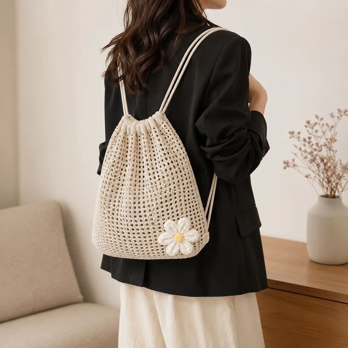 Sac à dos en crochet pour femme avec cordon de serrage et motif marguerite, sac à bandoulière léger en tricot ajouré pour les voyages, la plage et l'usage quotidien