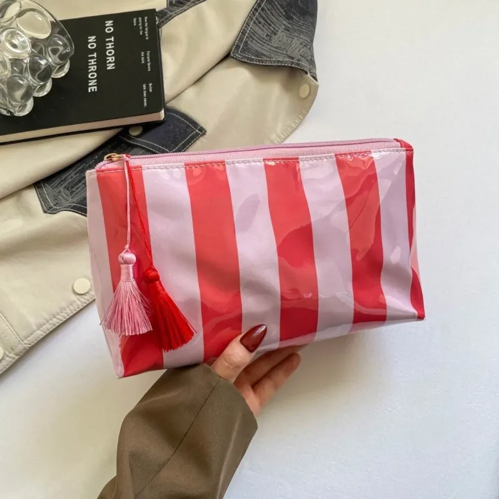 trousse de toilette imperméable rayée grande capacité en polyester avec doublure pvc, sac de rangement de plage simple avec pendentif pompon