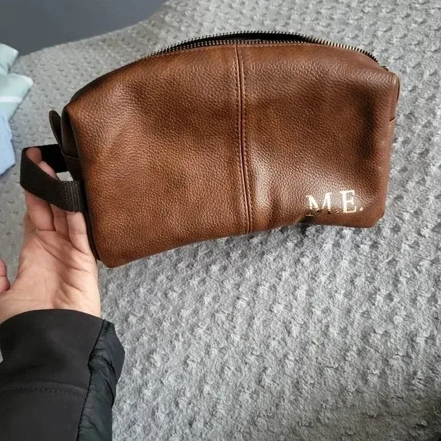 trousse de toilette monogramme doré personnalisée, cuir noir, look pour lui, groomtime, hommes, papa, bestman, père, cadeau
