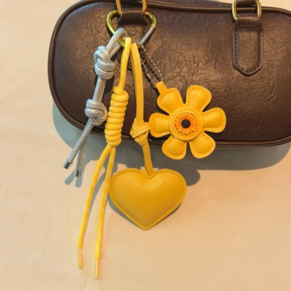 breloque et porte-clés vintage en cuir en forme de cœur fleuri, pendentif de sac bohème fait main avec pompon pour femme, accessoire esthétique pour sacs fourre-tout