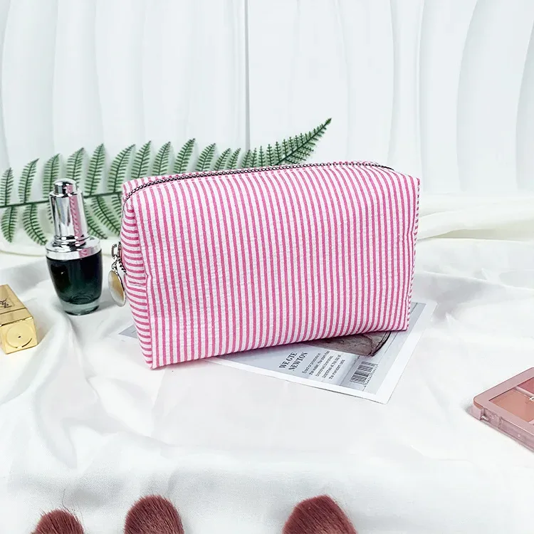 trousse de toilette brodée sur mesure, pochette cosmétique personnalisée en seersucker rayé, organiseur de voyage couleur bonbon, cadeaux pour demoiselles d'honneur