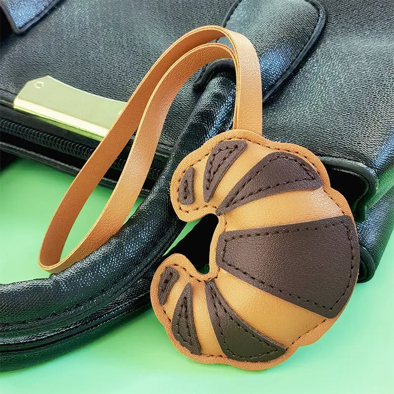 porte-clés à breloques en croissant en cuir fait à la main pour femmes, pendentif de sac à dos de nourriture mignon, cadeau de bijoux pour couple et ami