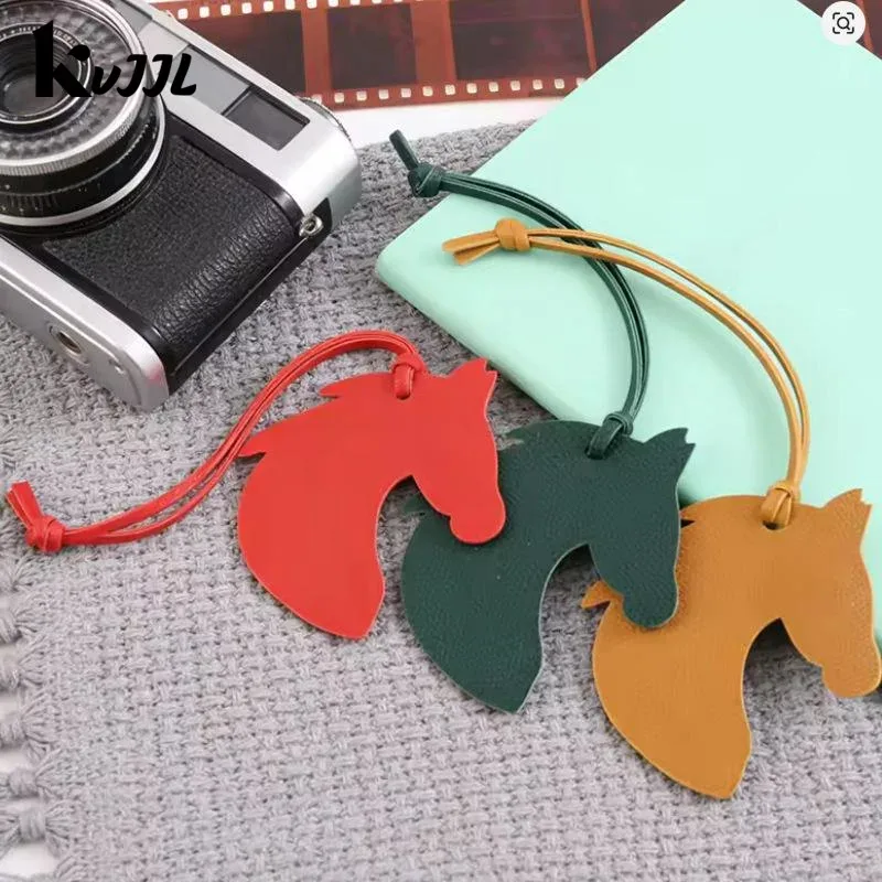 breloque de sac en cuir en forme de tête de cheval avec un design mignon et une finition soignée, parfaite pour décorer les sacs à main, les sacs à dos et les clés