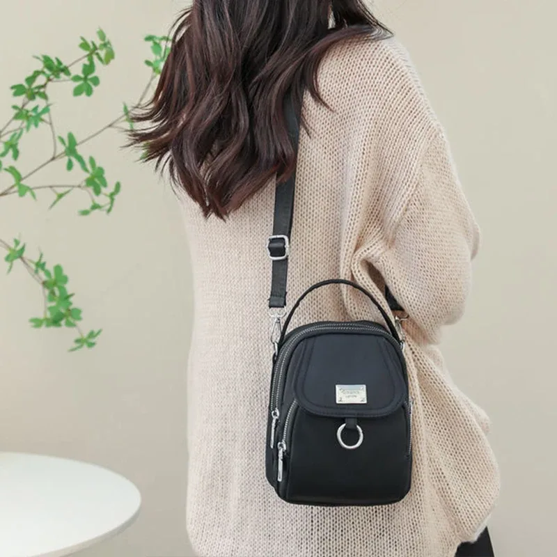sac à dos pour enfants avec bandoulière réglable, adapté aux voyages et aux sorties. il possède plusieurs poches.