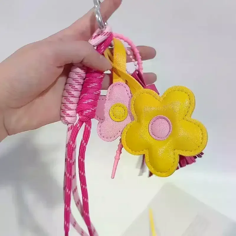1 pièce – charme de sac en cuir tressé avec fleur et pompon, idéal pour sac à main, sac à dos et accessoires