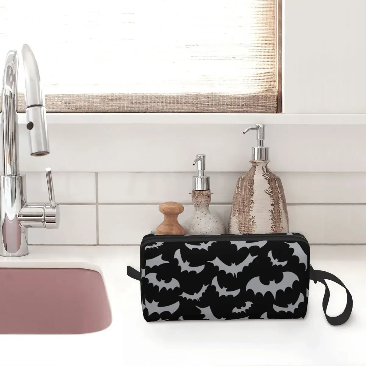 trousse de toilette personnalisée pour femme, chauves-souris enchantées en gris clair sur noir, trousse de maquillage de sorcière occulte gothique, trousse de rangement de beauté dopp