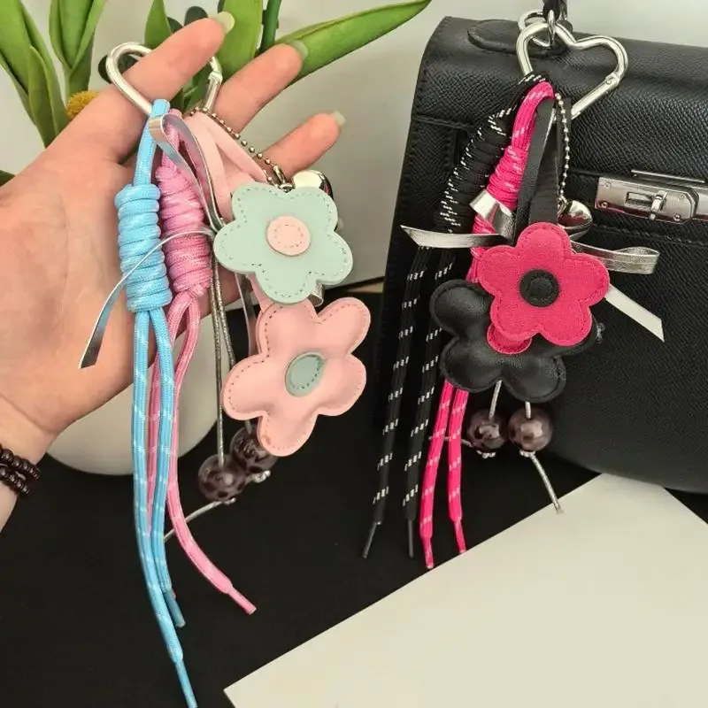 Joli porte-clés et breloque de sac en cuir PU motif fleur et cœur, pendentif de sac bohème pour femme, accessoire esthétique pour sacs fourre-tout