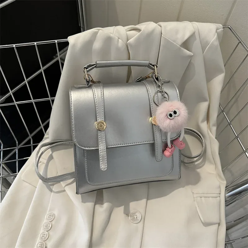 sac à dos décontracté vintage en similicuir avec breloque en peluche mignonne, sac à bandoulière rétro à rabat avec poignée supérieure pour femme, idéal pour les trajets quotidiens