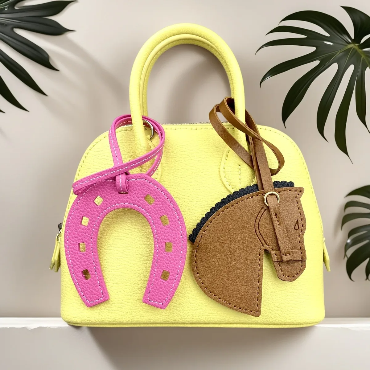 breloque/porte-clés en cuir pu faite à la main tête de cheval et fer à cheval - cadeau équestre unique pour sac à main et sac à dos - accessoire de mode pour sac