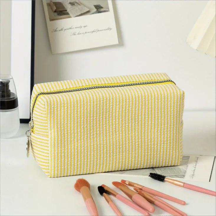 pochette cosmétique en seersucker brodée, sac de rangement et de toilette, pochette de toilette personnalisée à rayures monogramme, trousse de maquillage pour demoiselle d'honneur