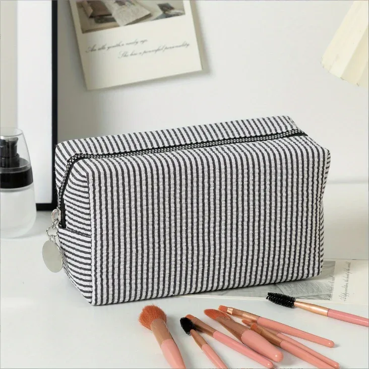 pochette cosmétique en seersucker brodée, sac de rangement et de toilette, pochette de toilette personnalisée à rayures monogramme, trousse de maquillage pour demoiselle d'honneur