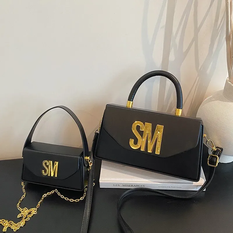 sac carré à main steve madden à texture haut de gamme, sac à bandoulière tendance avec combinaison de tailles, sac boîte à porter en bandoulière pour les trajets quotidiens.