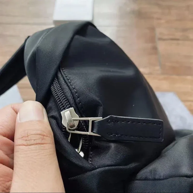 1017 nylon tissu sacs à dos haute rue à la mode hommes femmes voyage prise en métal lettre logo rossbody sac simple sac à dos