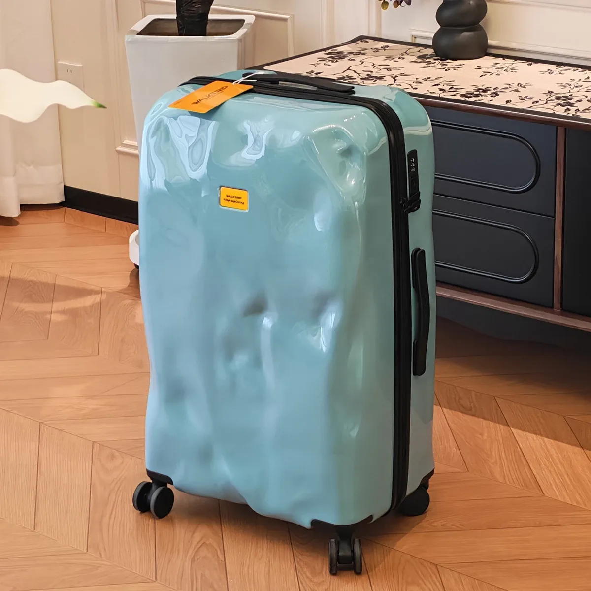 Valise embossée Walktrip, robuste et durable, bagage à main 20 pouces pour hommes et femmes, valise à roulettes 28 pouces avec serrure à combinaison24