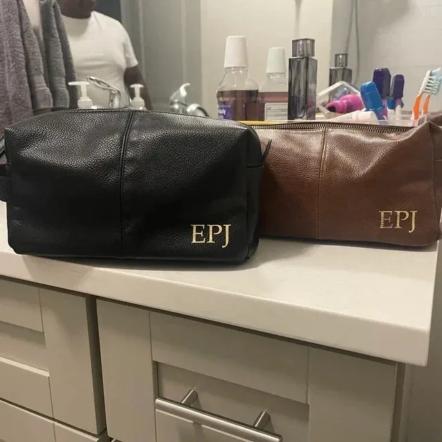 trousse de toilette monogramme doré personnalisée, cuir noir, look pour lui, groomtime, hommes, papa, bestman, père, cadeau