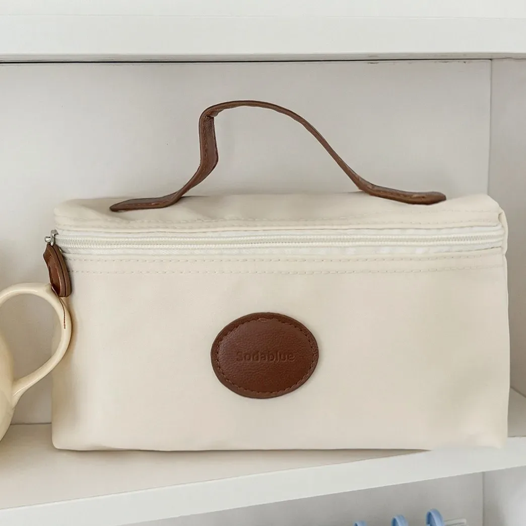 nouvelle trousse de toilette en nylon avec étiquette en cuir, légère et portable, organiseur de maquillage de voyage tendance pour femmes et hommes
