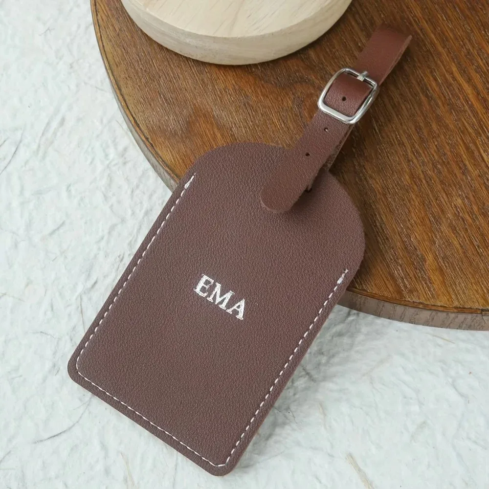 étiquette de bagage personnalisée en cuir végétalien avec monogramme en argent ou en or et carte de confidentialité pour valises