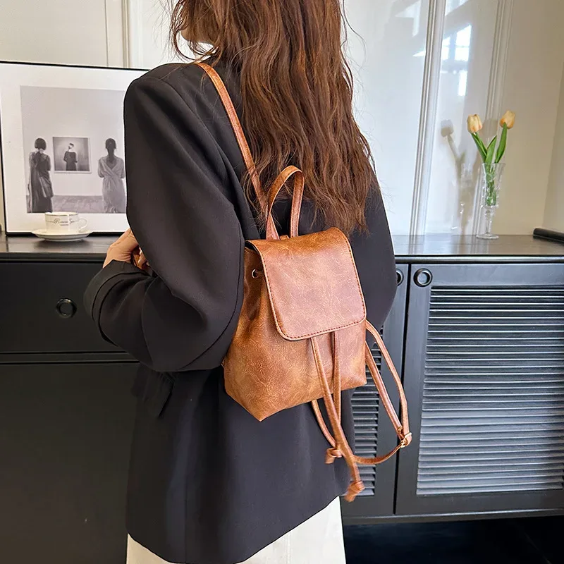 sac à dos à rabat en cuir pu pour femmes, petit sac à dos d'école texturé à cordon de serrage, sacs de voyage à la mode pour filles