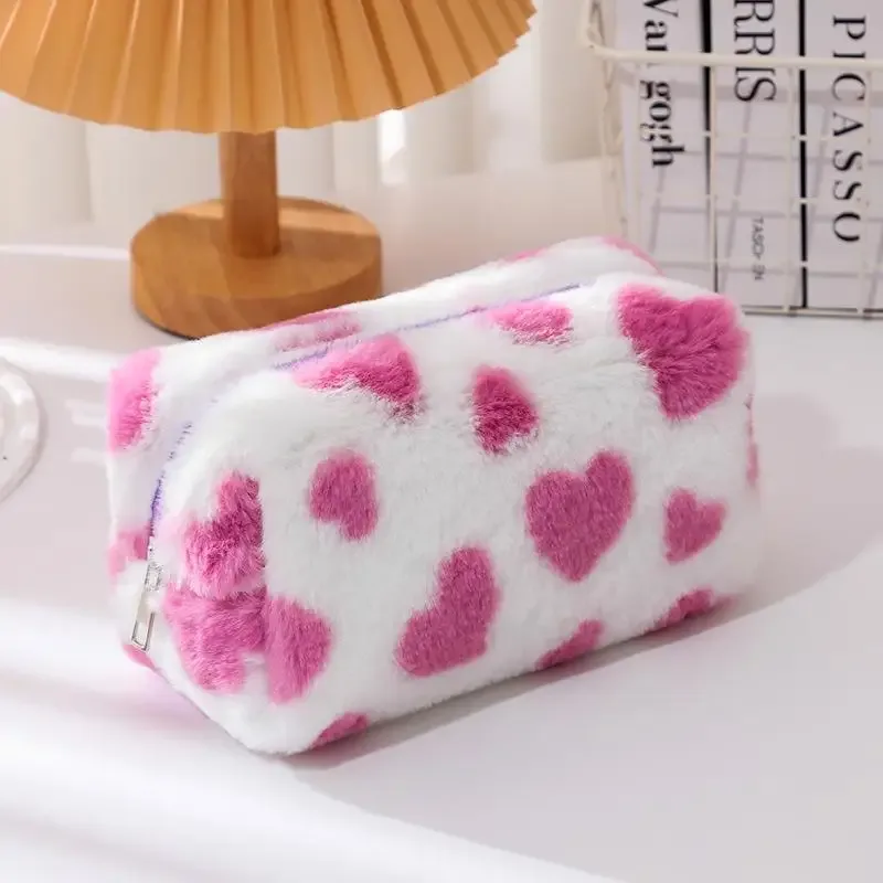 sac de rangement pour crayons décoré en forme de cœur. haute capacité et design tendance ; idéal pour l'organisation du bureau