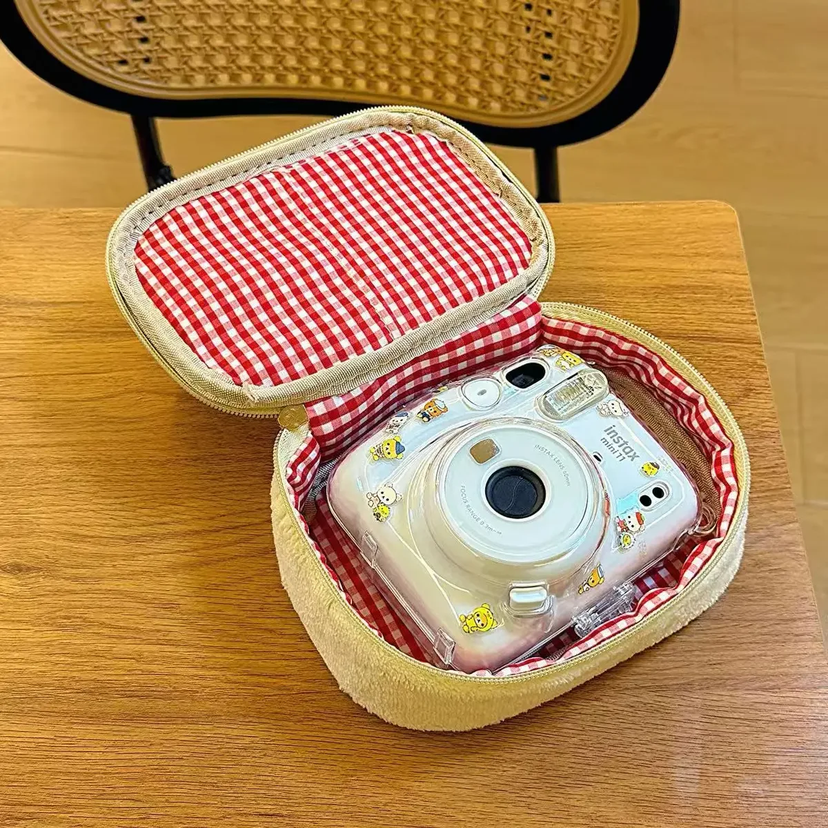 pochette à maquillage en peluche style ins avec broderie fraise, sac de rangement portable et léger, idéal pour un usage quotidien et les voyages en plein air