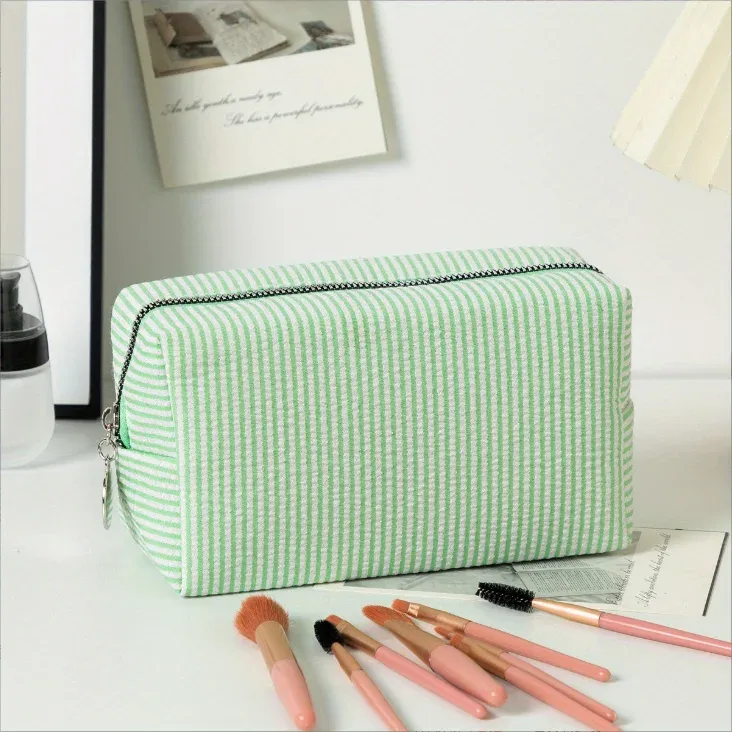 pochette cosmétique en seersucker brodée, sac de rangement et de toilette, pochette de toilette personnalisée à rayures monogramme, trousse de maquillage pour demoiselle d'honneur