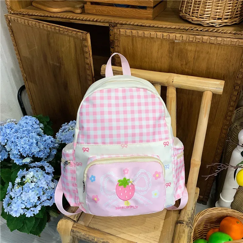 sac à dos scolaire léger en nylon à carreaux pour fille, broderie mignonne de fraises, sac à dos imperméable kawaii pour les trajets quotidiens