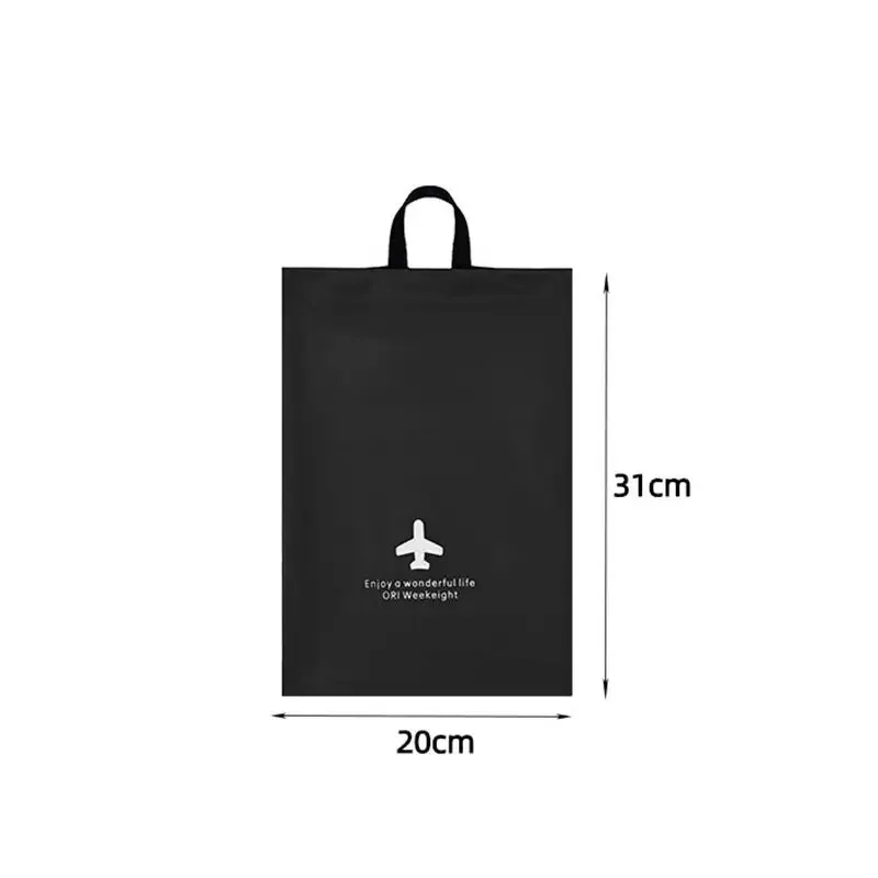 ensemble de trois sacs de rangement de voyage minimalistes et modernes, un organisateur de bagages essentiel et un organisateur de garde-robe/sous-vêtements.