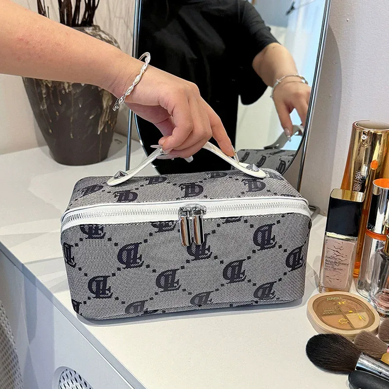 nouvelle trousse de toilette et de maquillage portable multifonction pour femme, sac à main en forme d'oreiller avec lettres, idéale pour le voyage