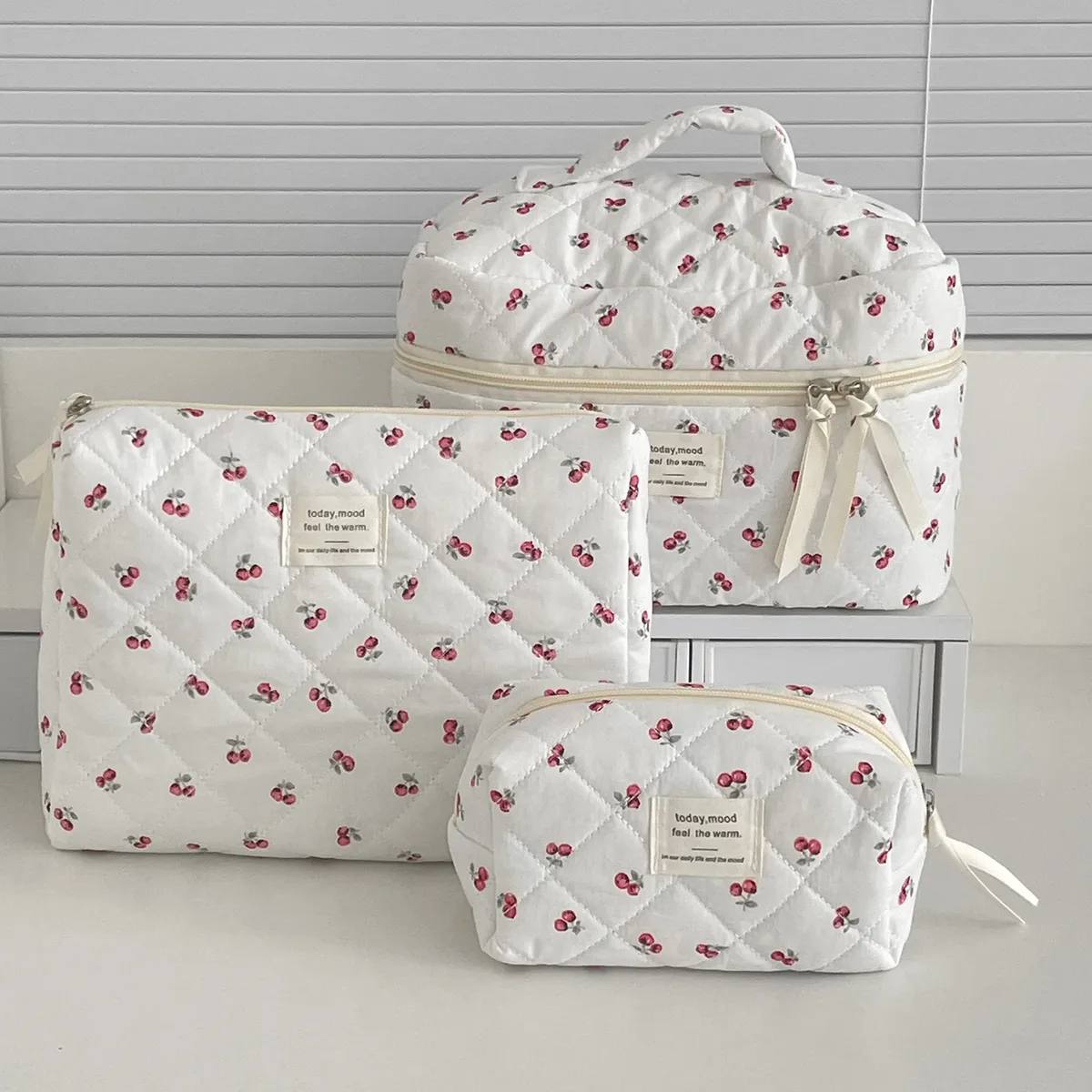 sac de maquillage cerise, sacs à cosmétiques pour femmes, mode portable mignon, pochette de rangement de voyage, sac à main en coton matelassé à fermeture éclair