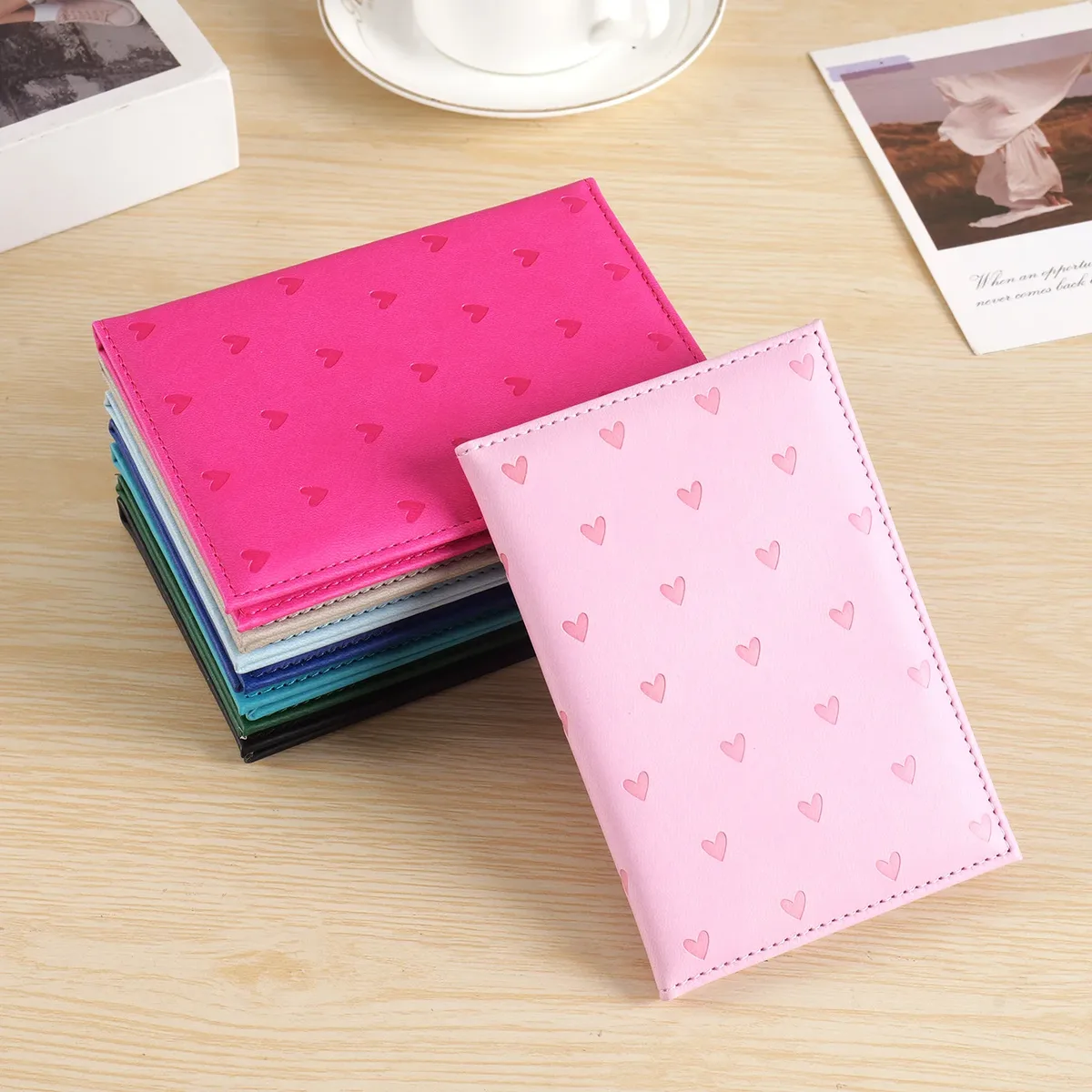 Porte-passeport mignon en cuir PU avec motif cœur en relief pour femmes et filles, étui de protection pour documents de voyage fin et élégant